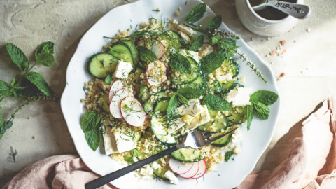 Quinoový salát s okurkou a sýrem feta