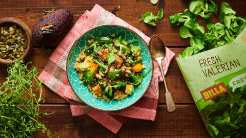 Salát s quinoou, batáty a avokádem
