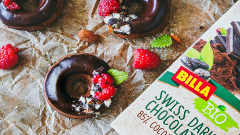 Pečené čokoládové donuty s malinami